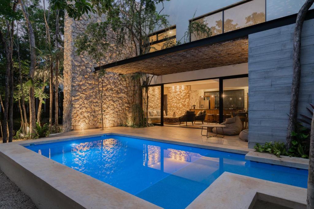 图卢姆Twelve O'Clock - Luxury Villas的房屋前的游泳池