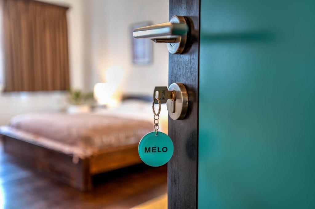 塞米亚克Melo Suites Hotel的门键,字媒体附在门键上