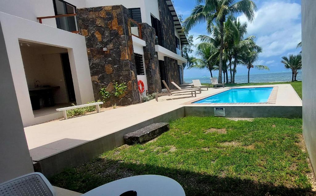 罗驰诺尔Canari Waterfront Villas的海边带游泳池的房子