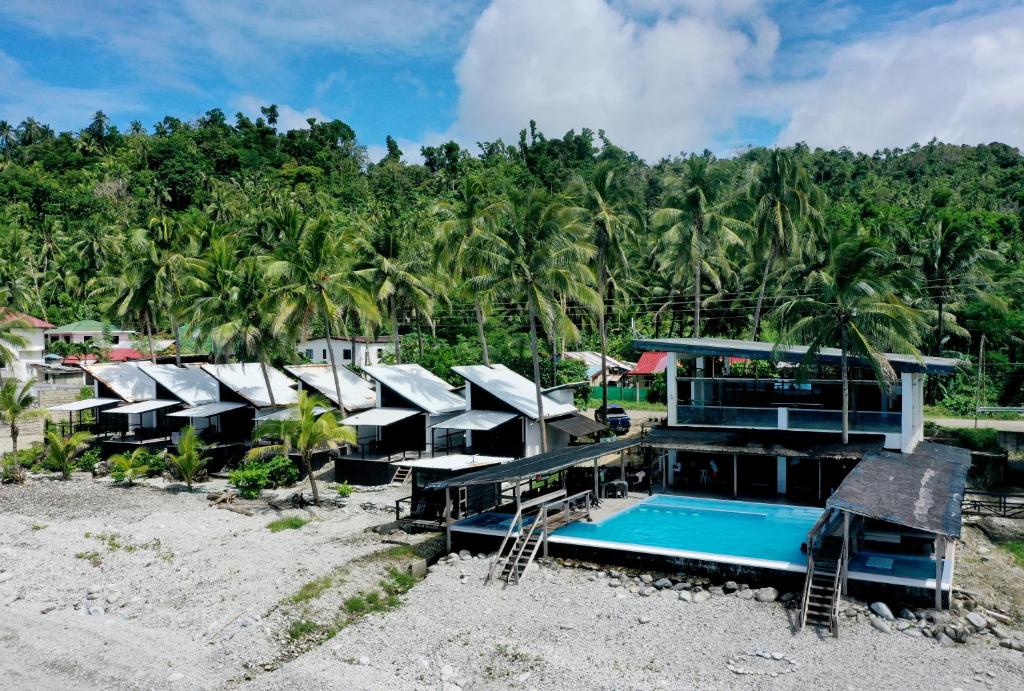 TigbaoSurigao Dream Beach Resort的海滩上带游泳池的房子