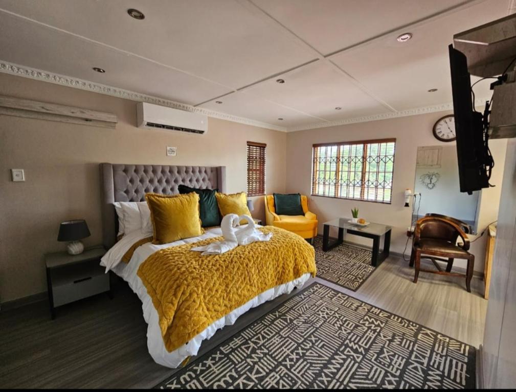 哈里史密斯Le-n-Biki Air B&B的一间带大床的卧室和一间客厅