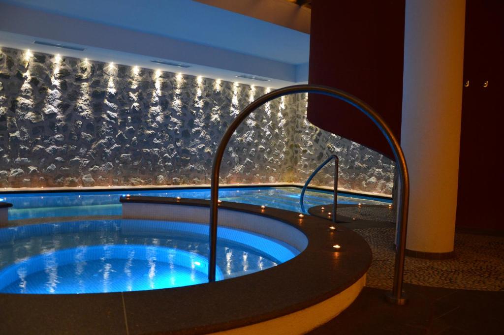 维哥迪法萨伽尼卡佩迪耶姆酒店的热水浴池位于客房中间