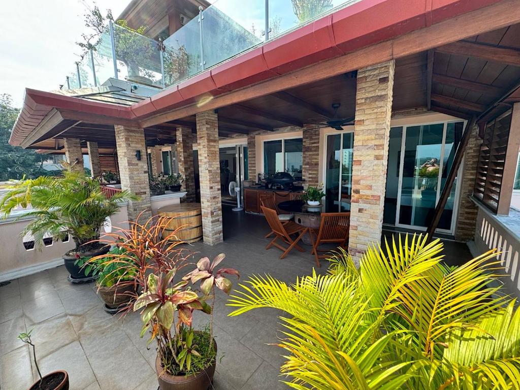 苏林海滩Surin Sabai Condo - Phuket的一座带植物繁茂庭院的房子