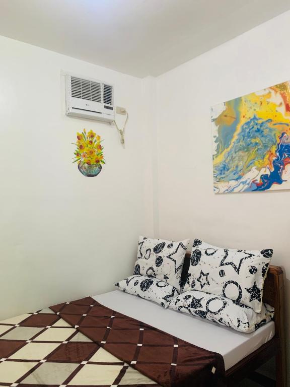 爱妮岛Queen's Room Rental 4的客房设有带枕头的沙发和窗户。