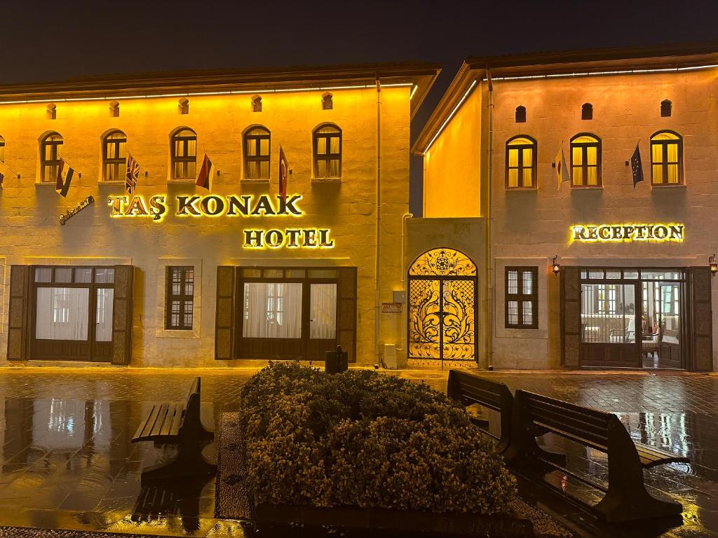 加济安泰普Tas Konak Hotel的一座标有Konymark酒店标志的建筑