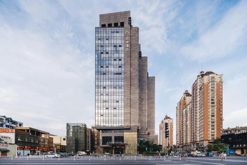 杭州杭州西湖武林广场建国北路亚朵酒店的一座高大的建筑,有建筑