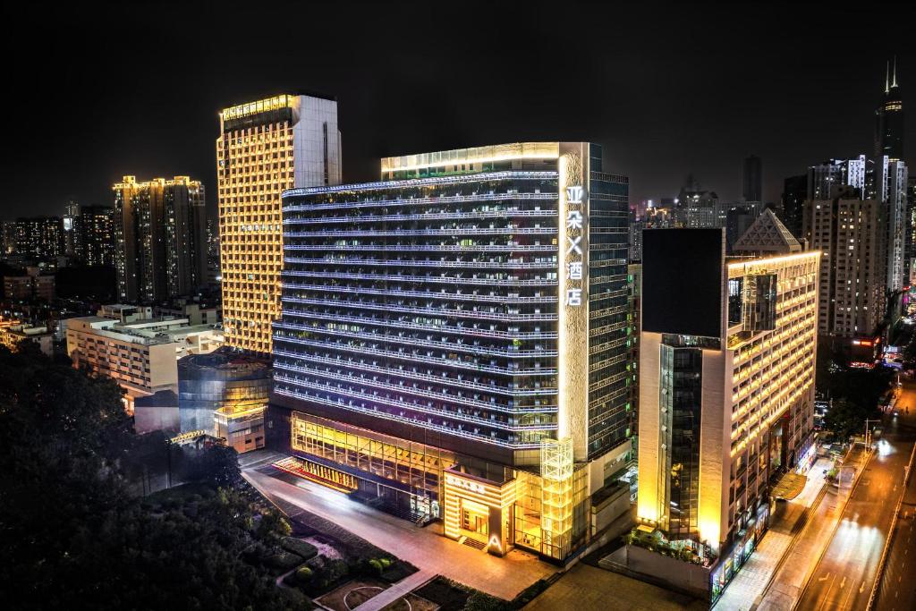 深圳深圳罗湖笋岗宝能中心亚朵X酒店的城市的一座有灯光的建筑