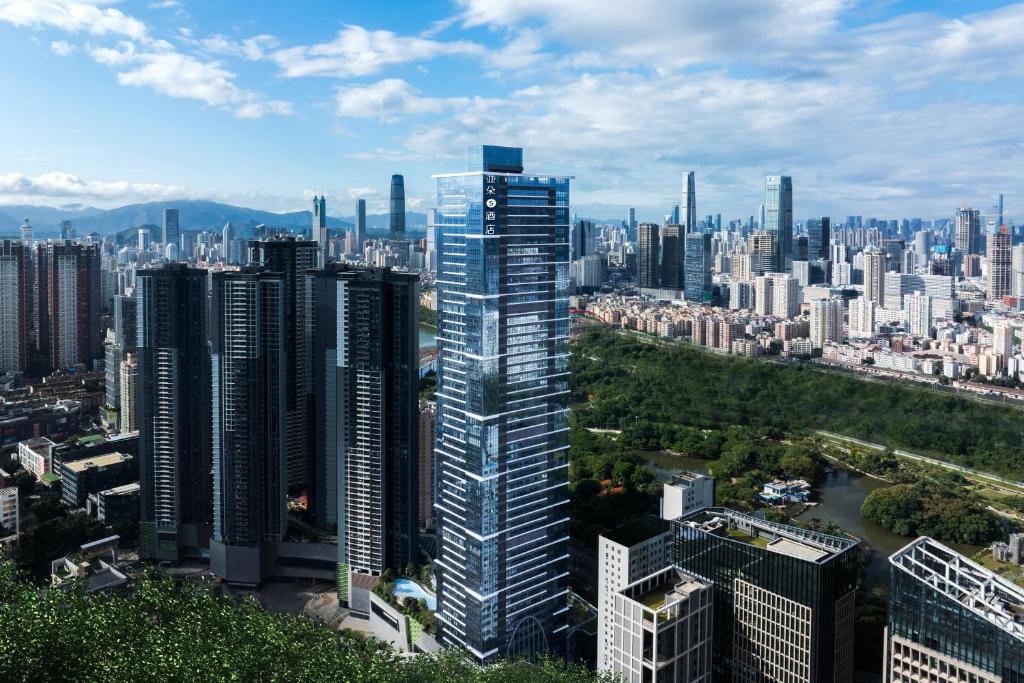 深圳深圳罗湖水贝亚朵S酒店的城市天际线,高耸的摩天大楼和建筑