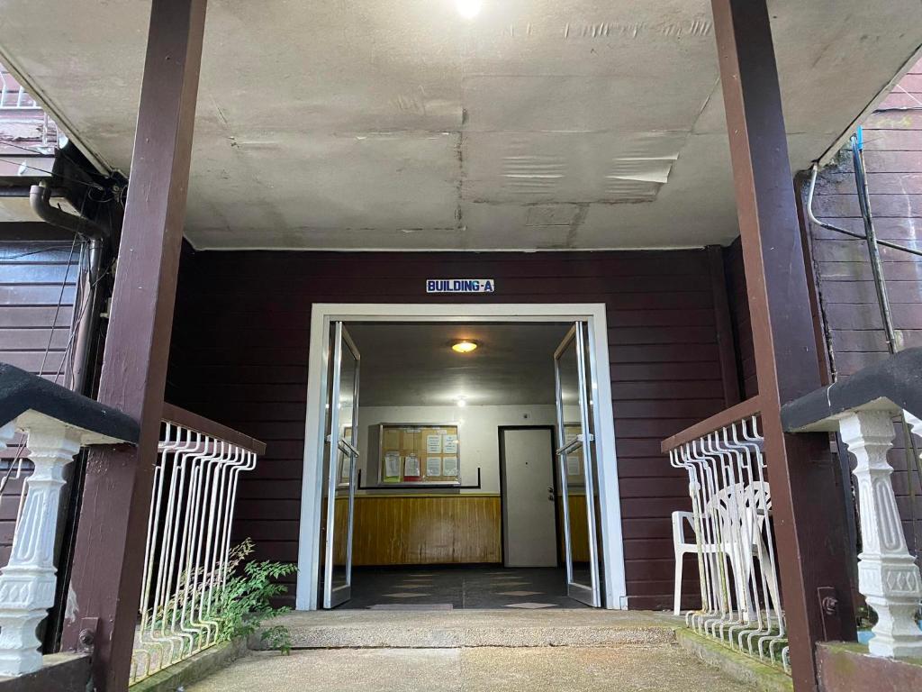 碧瑶Casa Valle Verde - Unit 46A的一座带两把白色椅子的建筑的入口