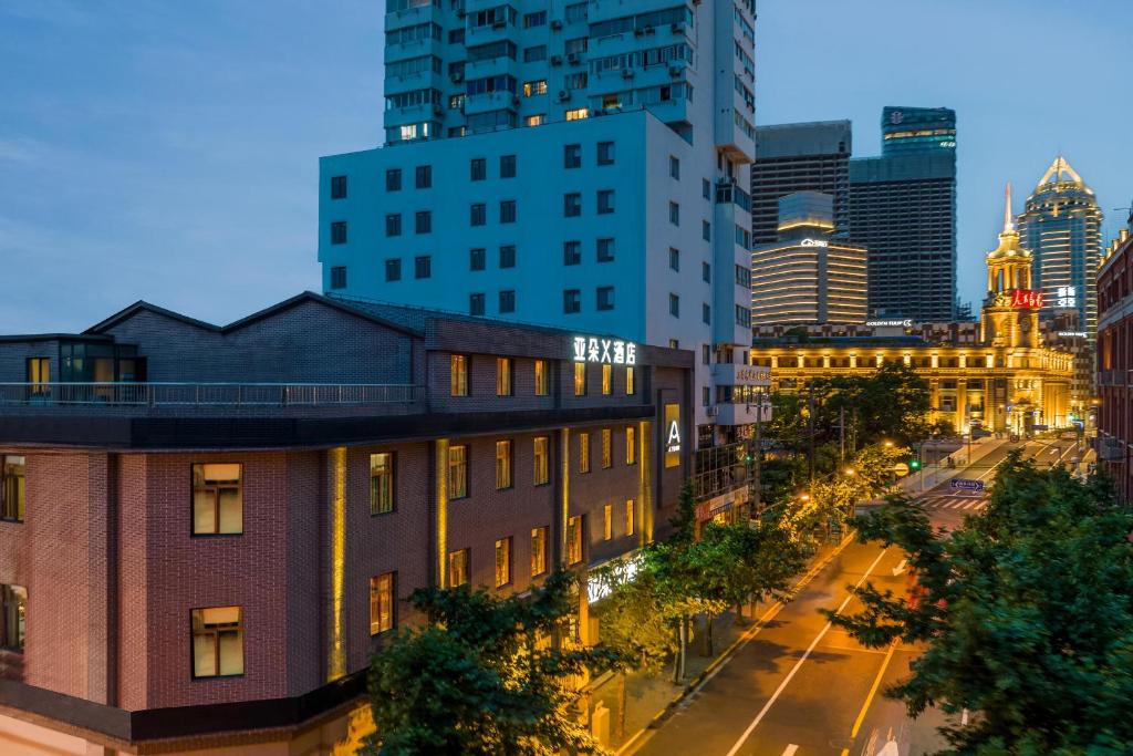 上海上海外滩南京东路步行街亚朵X酒店的享有夜间城市景观和建筑