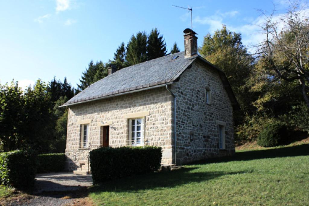 Gîte de France à Montaignac sur Doustre 2 épis - Gîte de France 6 person 584的一座带屋顶的古老石头建筑