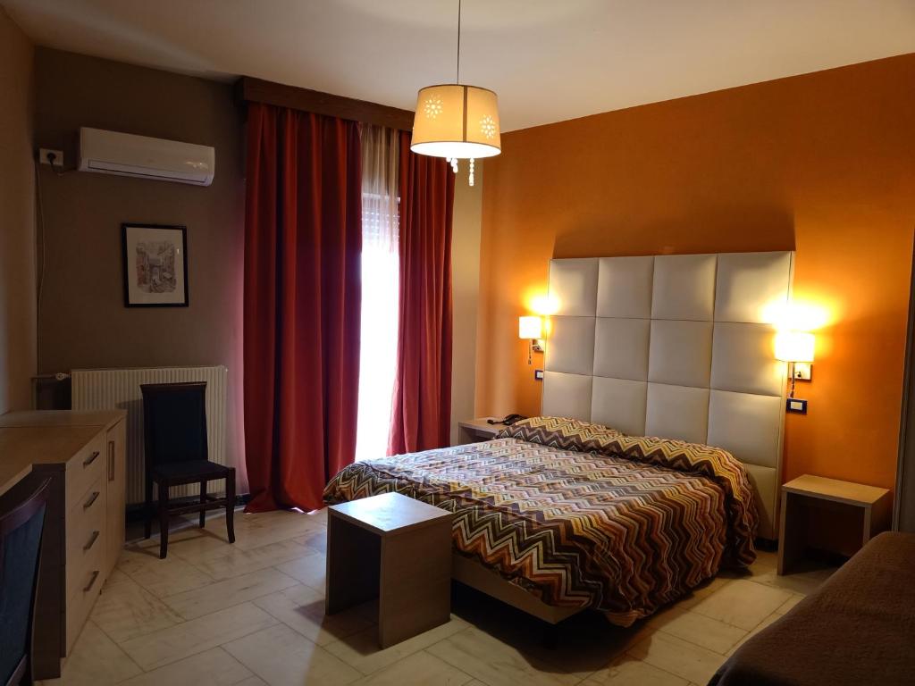布林迪西阿普罗多酒店的酒店客房设有床和窗户。