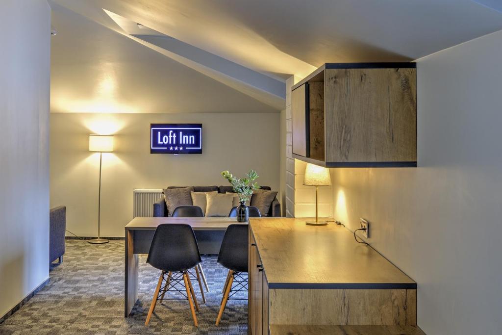 维尔纽斯Loft Inn SELF-CHECK IN的客厅配有桌椅