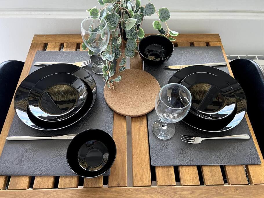 让蒂伊Studio cozy proche Paris的一张带黑板和酒杯的木桌