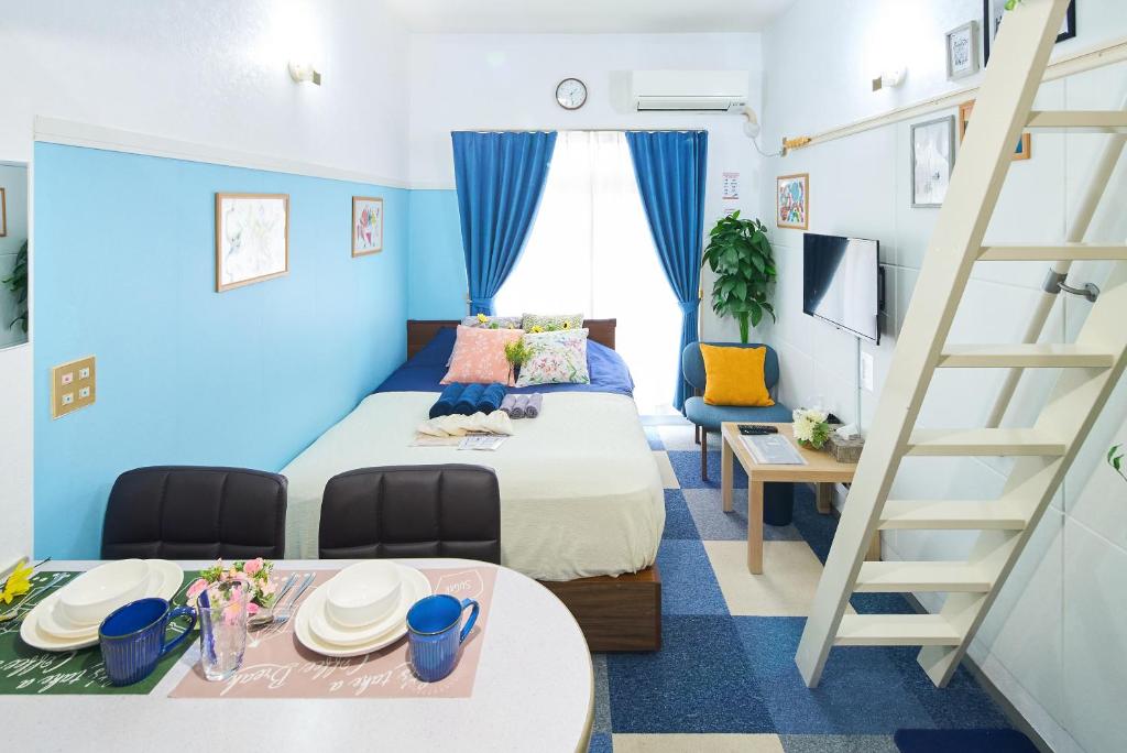 东京SC Heights 103的小房间,设有床和梯子