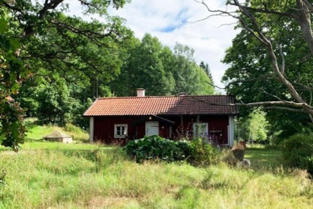 VendelsöTyresta by, Lillgården的一座绿树成荫的红房子