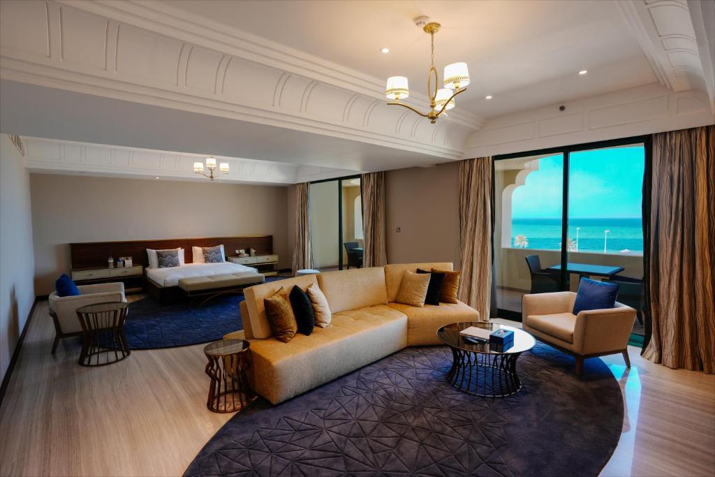 米尔费米尔法酒店 的带沙发的客厅和卧室