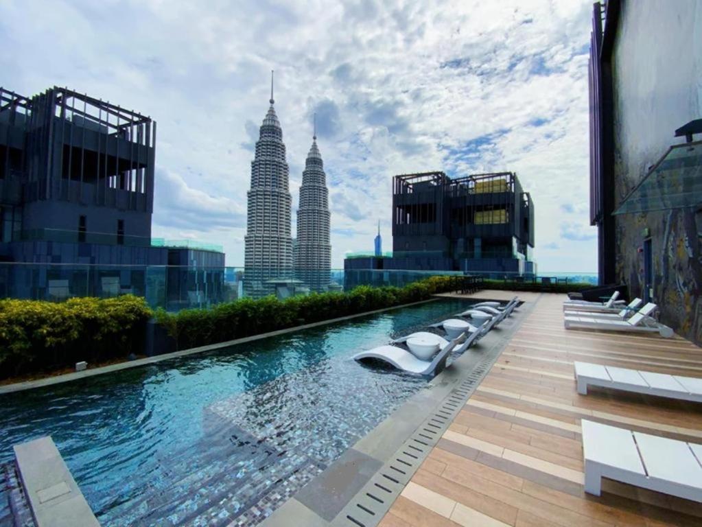 吉隆坡Star KLCC By B&B的一座享有城市美景的建筑中的游泳池