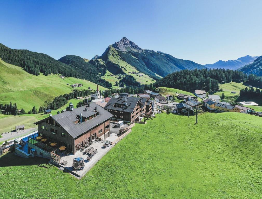 沃瑟姆阿尔伯格AlpenParks Hotel & Apartment Arlberg Warth mit Pool的享有山区度假胜地的空中景致