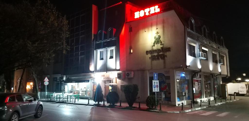 新扎戈拉Hotel Rio的一面有红灯的建筑