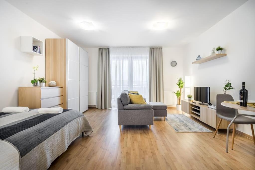 布达佩斯Marina apartment at Danube - FREE PRIVATE PARKING!的一间卧室配有一张床、一把椅子和一张桌子
