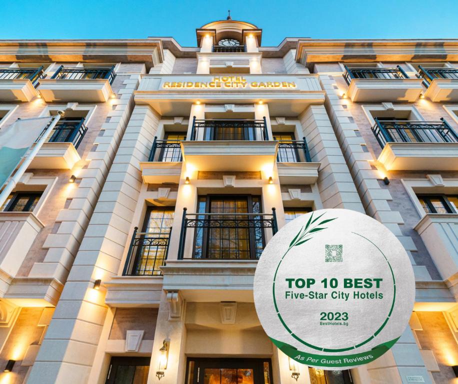 普罗夫迪夫Residence City Garden - Certificate of Excellence 3rd place in Top 10 BEST Five-Stars City Hotels for 2023 awarded by HTIF的一座高大的建筑,拥有最好的五星级城市酒店