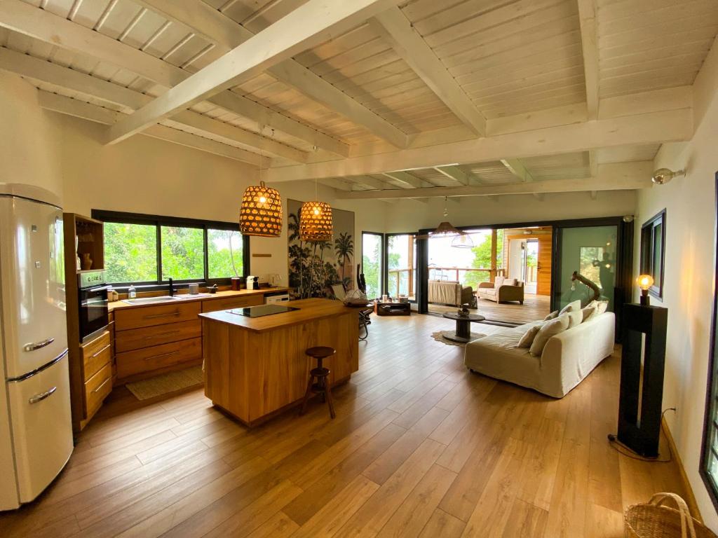 圣勒Lodge Nature的一间大厨房和铺有木地板的客厅