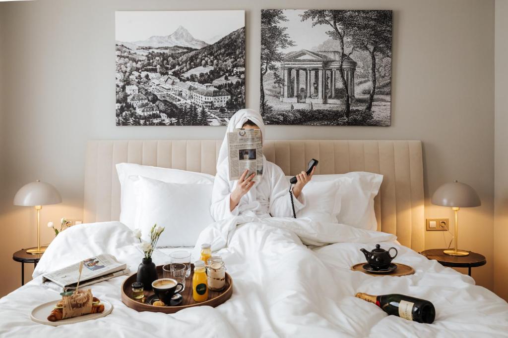罗加斯卡斯拉提纳斯拉蒂纳酒店的一位用手机躺在床上的女人