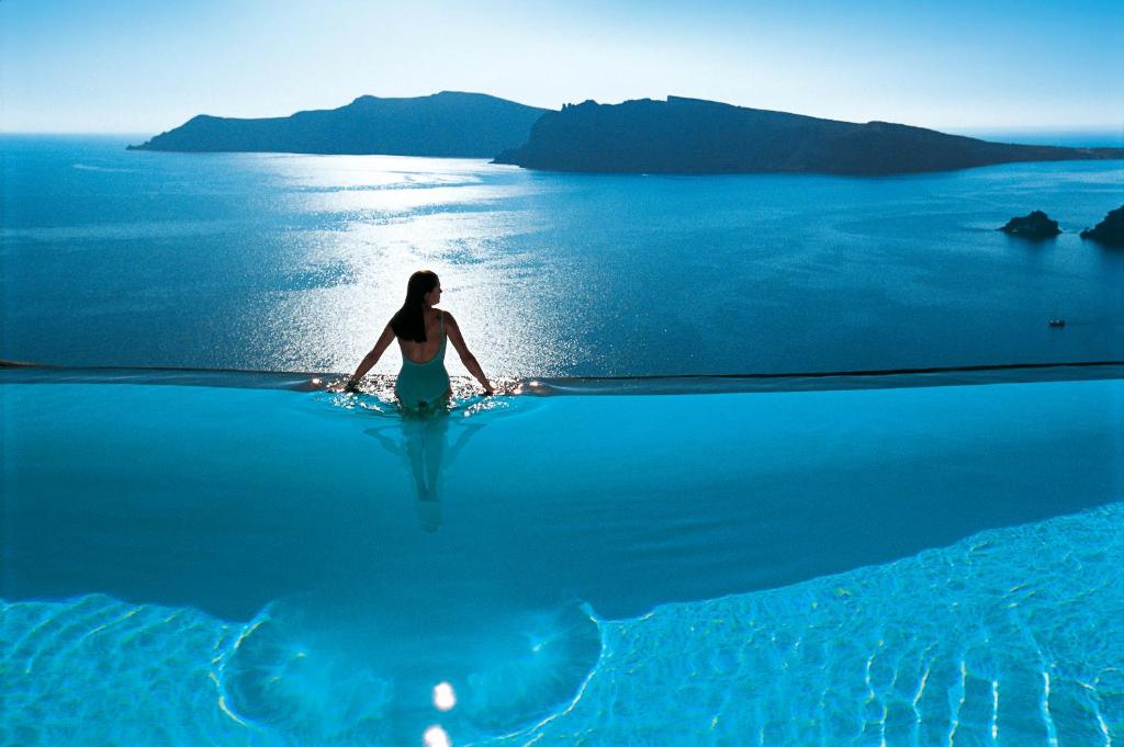 伊亚佩里奥拉斯酒店的站在海洋水中的女人