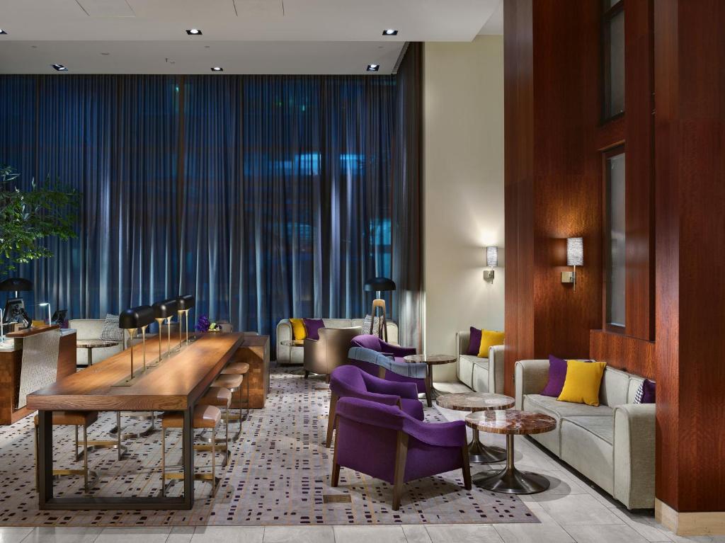 旧金山旧金山洲际酒店的酒店大堂设有紫色椅子和桌子