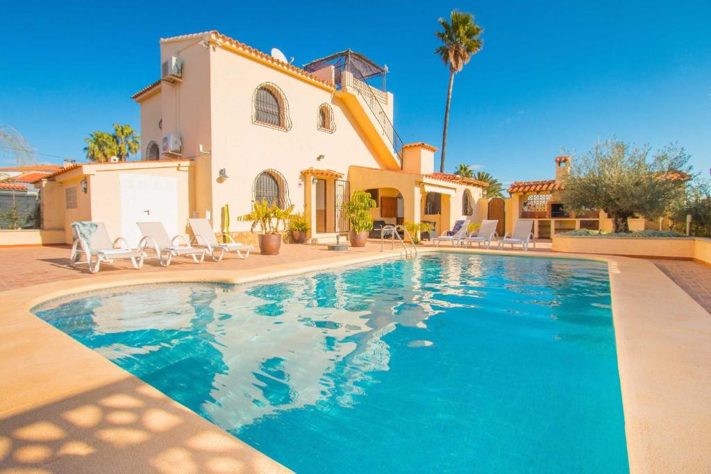 卡尔佩Villa Ebro - PlusHolidays的别墅前设有游泳池