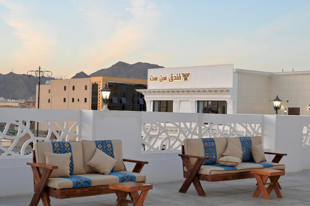 奈季兰SUN SET HOTEL فندق سن ست的两把椅子位于一个山景阳台上,后方是