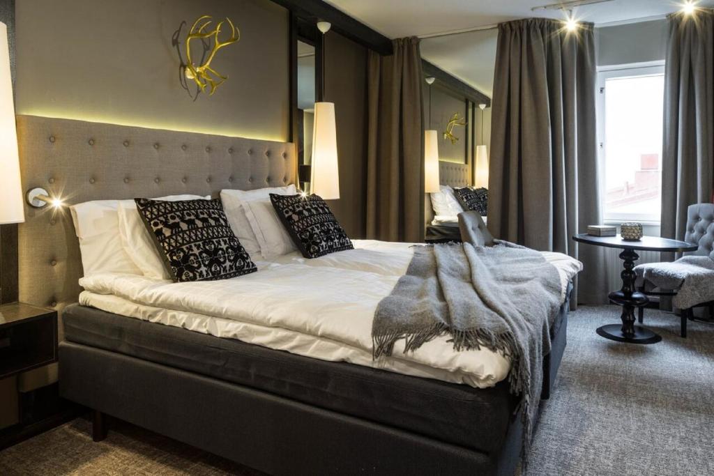 奥卢奥卢拉普兰酒店的一间卧室配有一张大床和大镜子