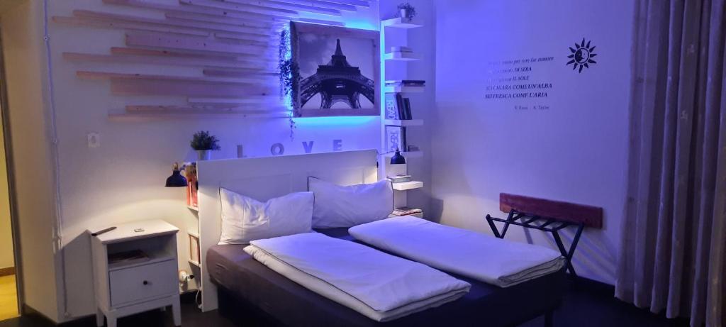 卡斯特罗维拉里Civico 4的小卧室配有一张光线充足的床