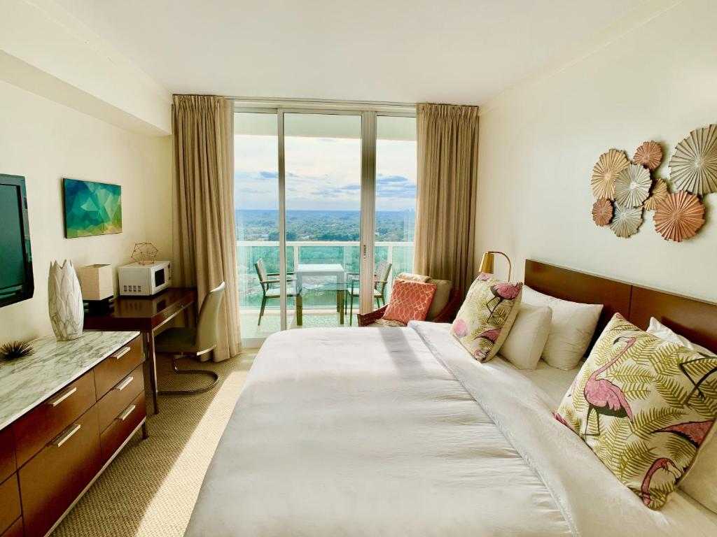 迈阿密Balcony Ocean View ! Pool - WiFi - Gym - Parking的酒店客房设有一张大床和一张桌子。