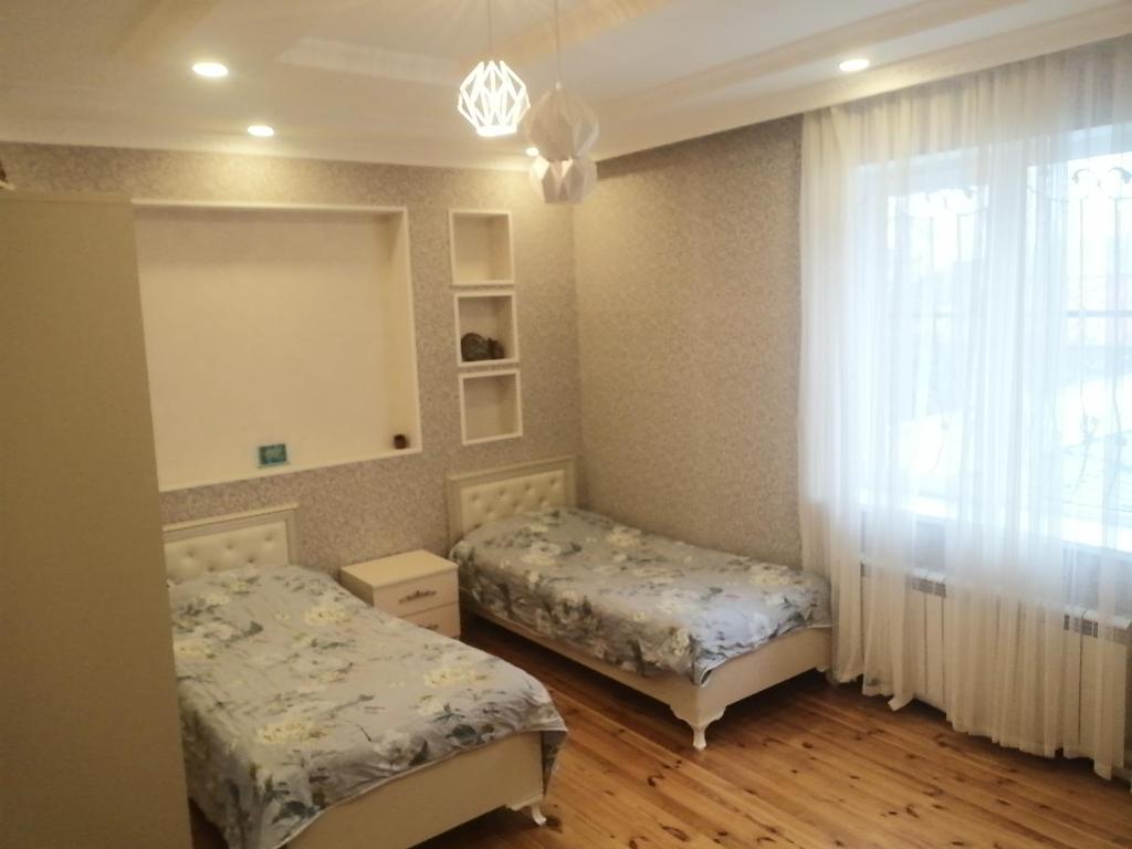 盖贝莱Cehrayı Villa的一间卧室设有两张床和窗户。