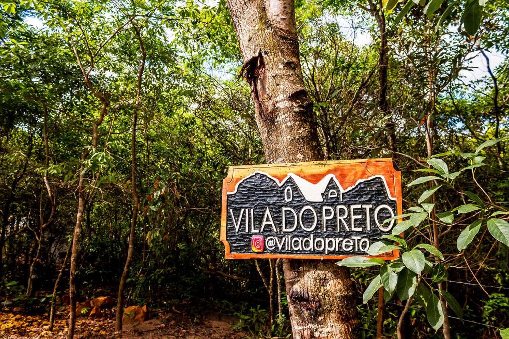 韦尔卡鲍Aconchegante Chale com Wi-Fi no Vale do Capao-BA的森林中树上的标志