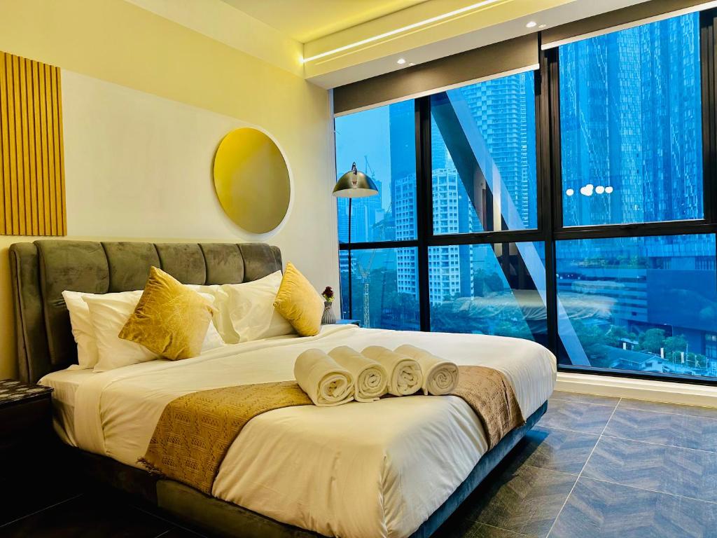 吉隆坡Scarletz Suites KLCC by M Suites的一间卧室设有一张大床和大窗户