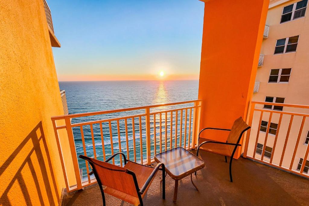 巴拿马城海滩Splash Resort 1901W Suite A Studio的阳台上配有两把椅子和一张桌子,享有海景
