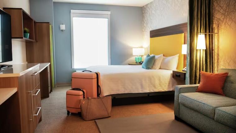 林奇堡Home2 Suites By Hilton Lynchburg的酒店客房,配有床和沙发