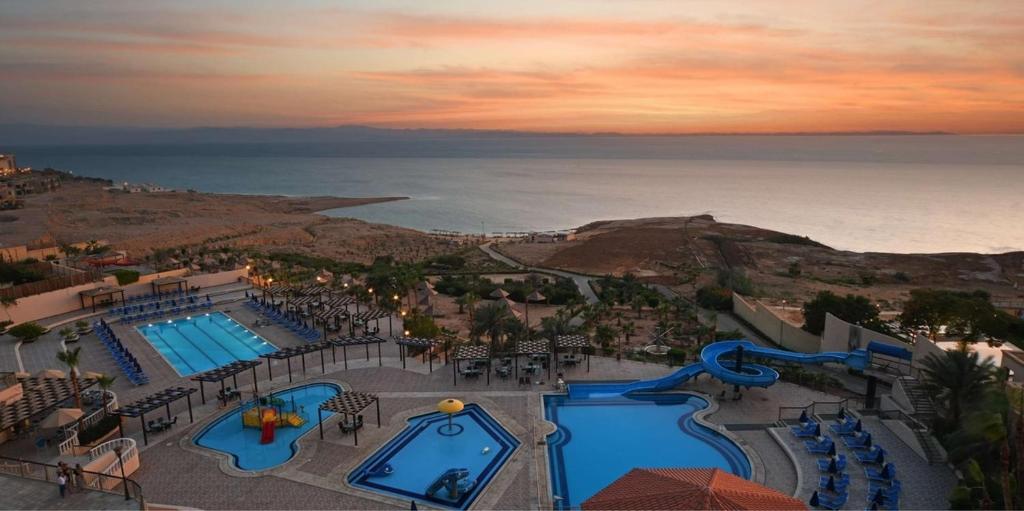 索瓦马死海Spa酒店的享有度假胜地的空中景致,设有2个游泳池