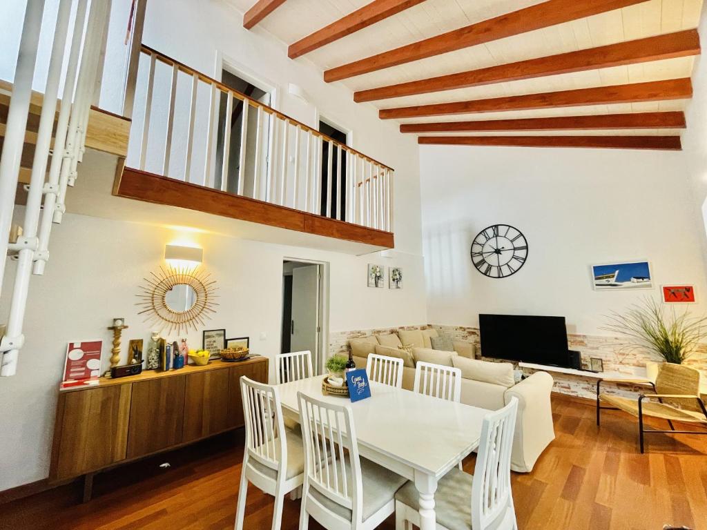 费拉古多Central Cozy Home Ferragudo的客厅配有白色的桌子和椅子
