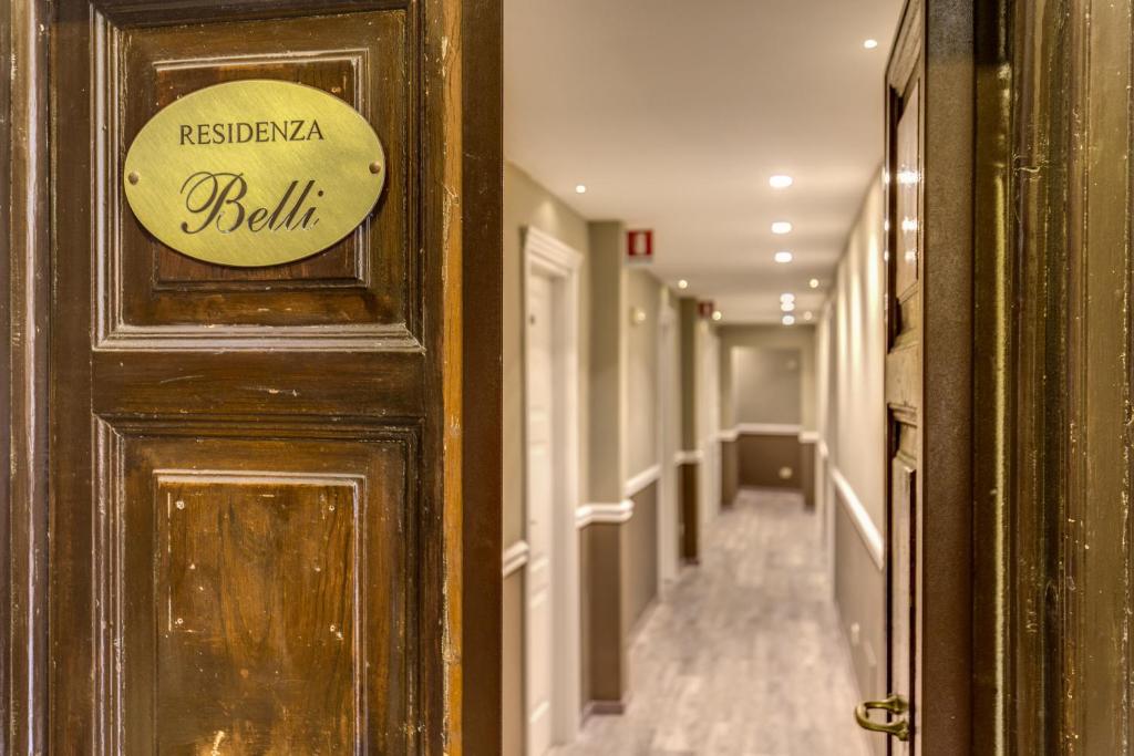 罗马贝利公寓酒店的走廊上挂有标志的木门