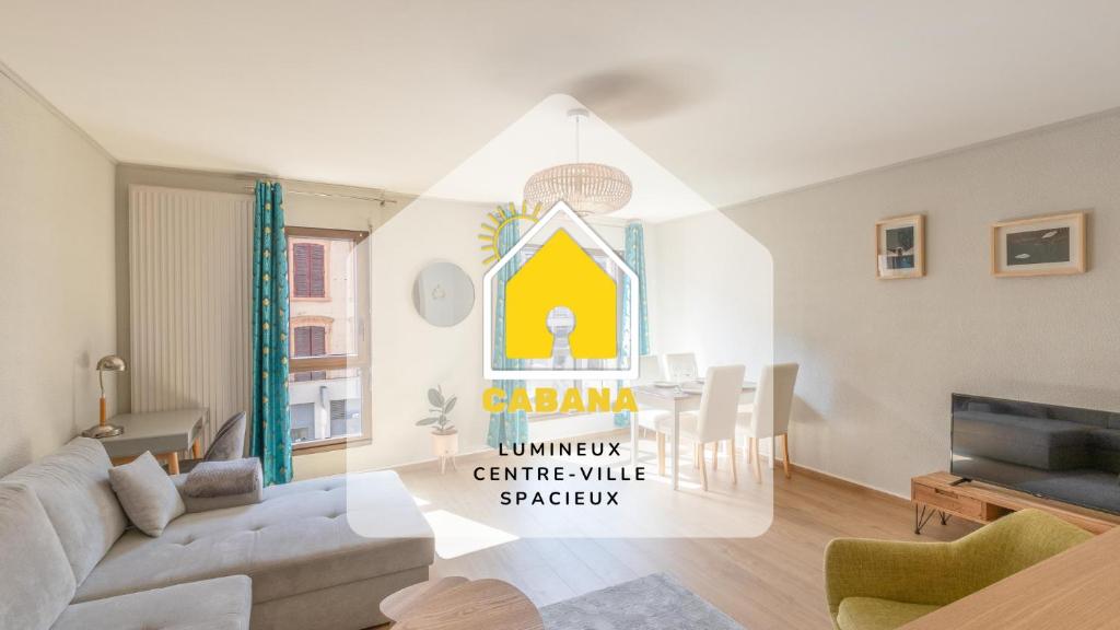 索恩河畔自由城CABANA & La Calade - Centre-Ville的带沙发的客厅和用餐室