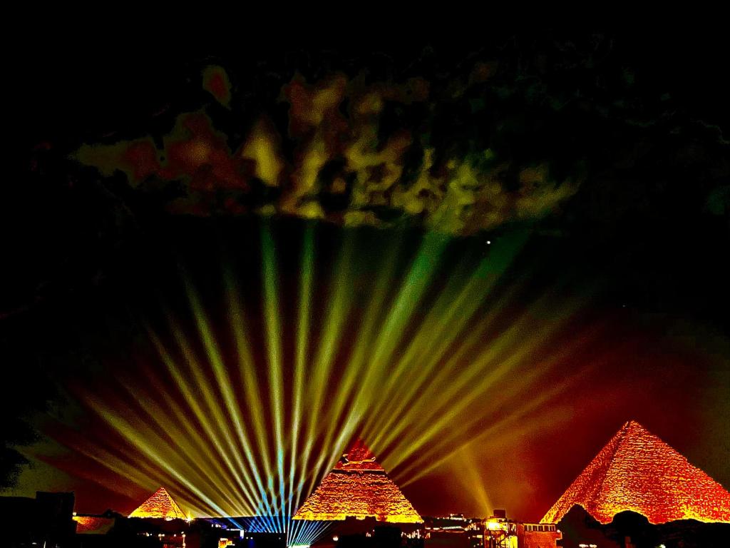 开罗Pyramids moon view的享有金字塔的夜间美景,配有灯光