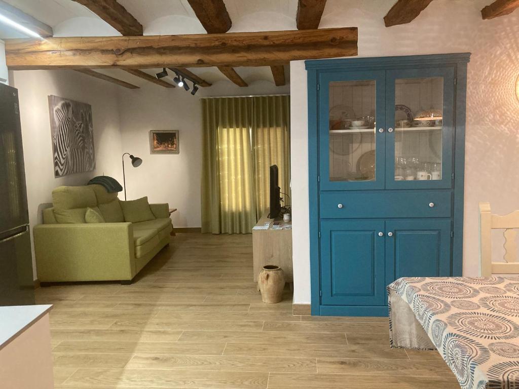 阿尔巴拉辛Casa Román的客厅设有蓝色的门和沙发