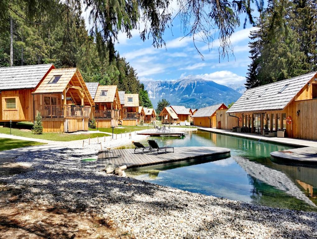 布莱德Ribno Luxury Glamping的一座带游泳池和木制建筑的度假村