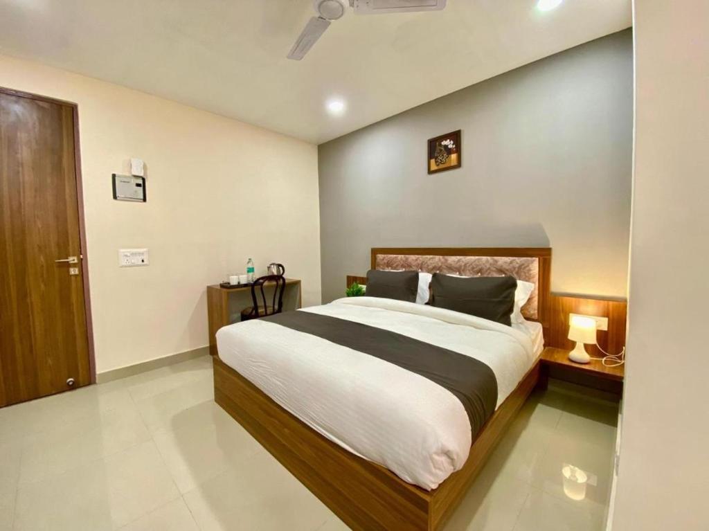 诺伊达Umen Hotels Sector 104, Noida的一间卧室,卧室内配有一张大床