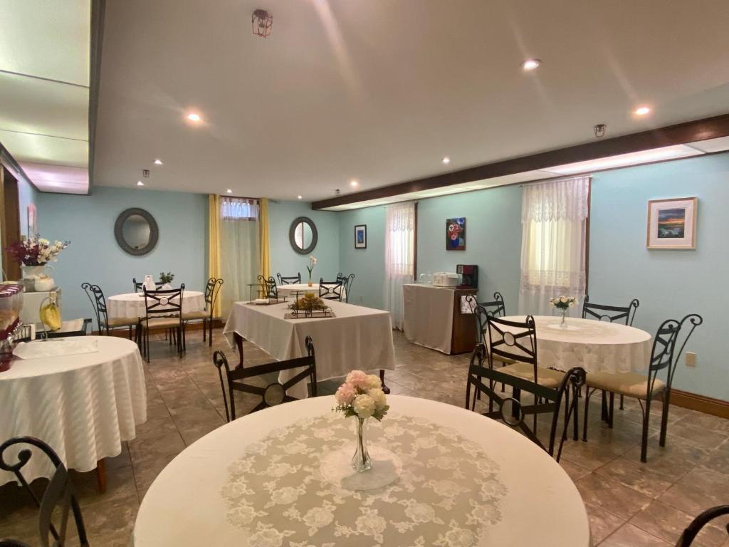 夏洛特顿海港酒店的宴会厅配有桌椅和白色的桌布