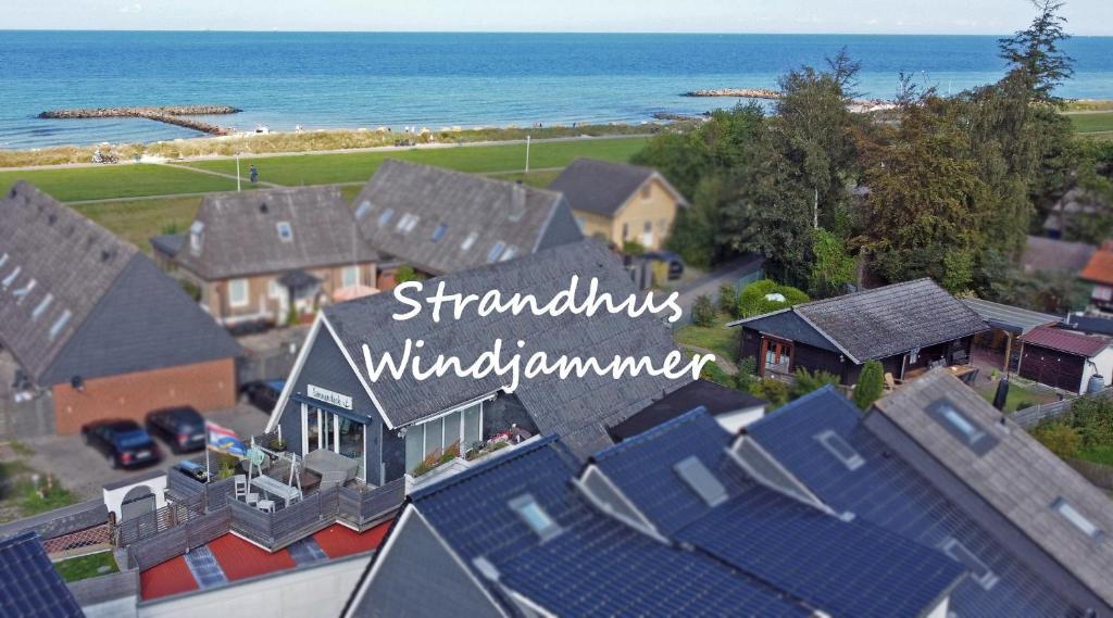 加利福尼亚Strandhus Windjammer的蓝色屋顶房屋的空中景致